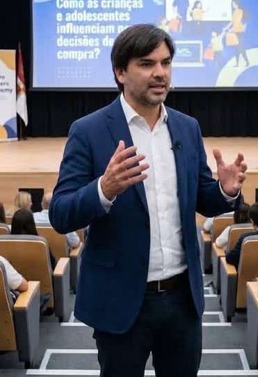 Leandro Barragan palestrando sobre educação financeira